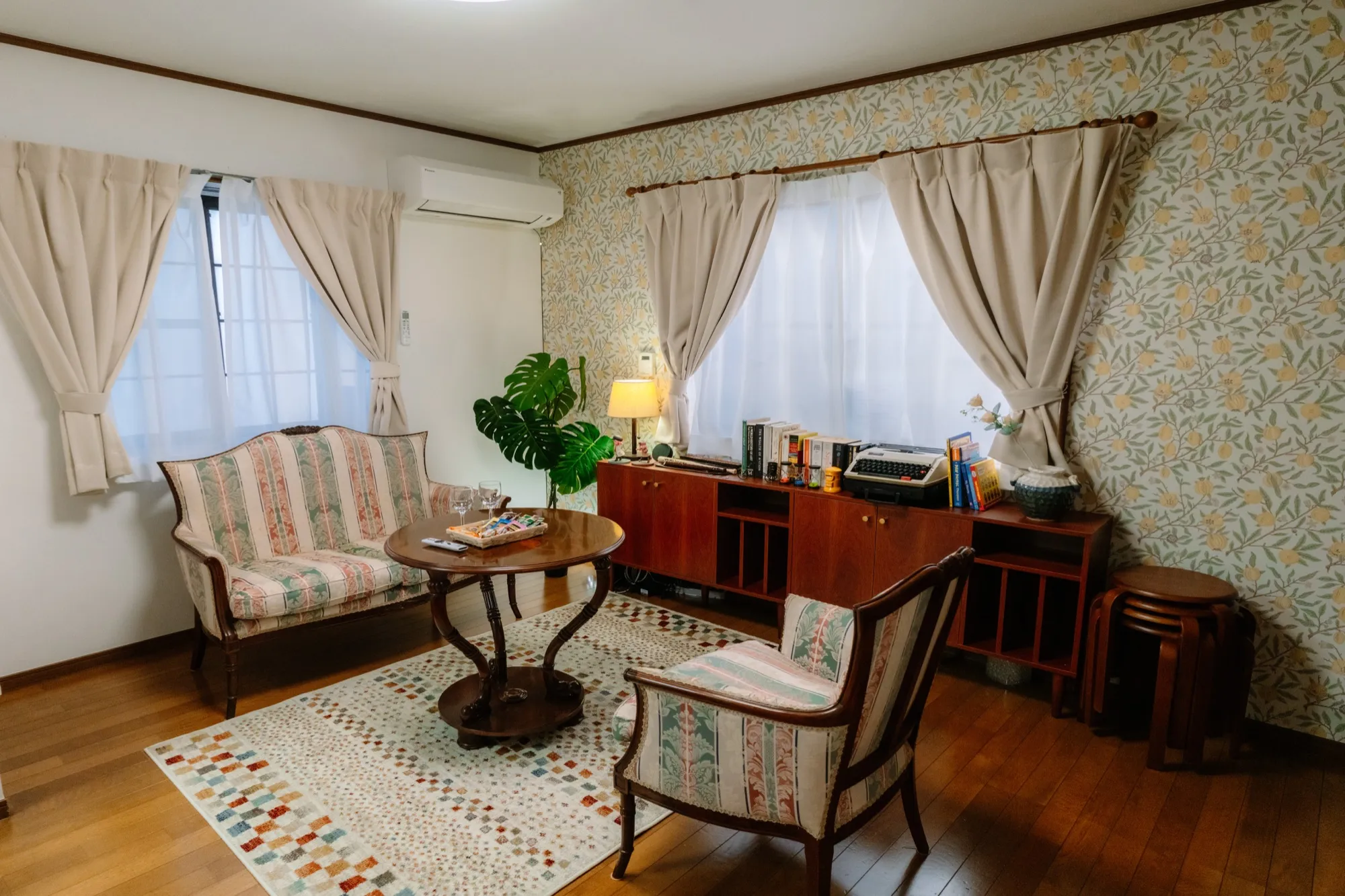 Morris wallpaper vintage living room